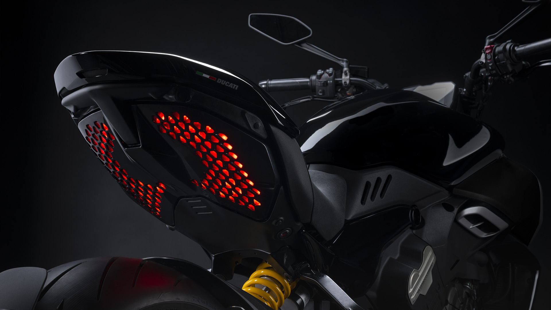 Ducati-Diavel-V4-MY23-overview-gallery-1920x1080-02