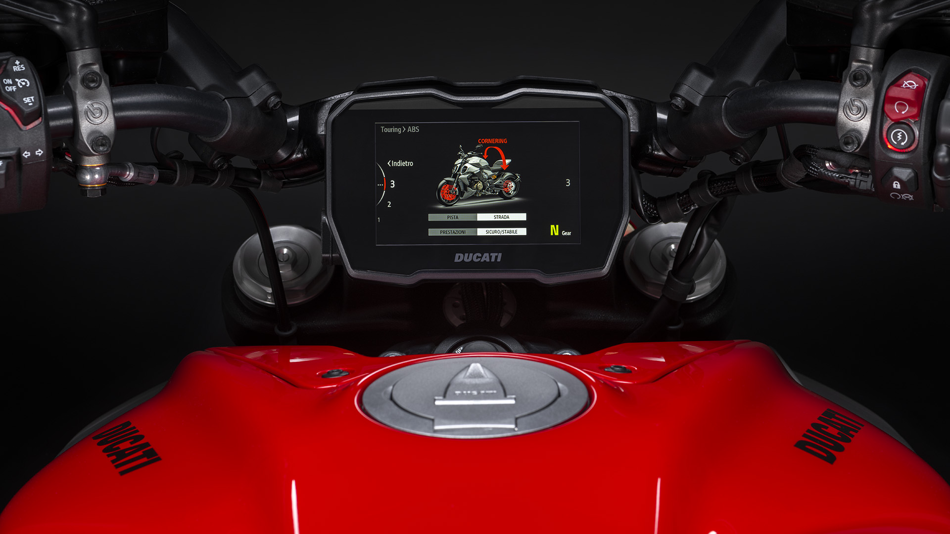 Ducati-Diavel-V4-MY23-tech-spec-gallery-1920x1080-03