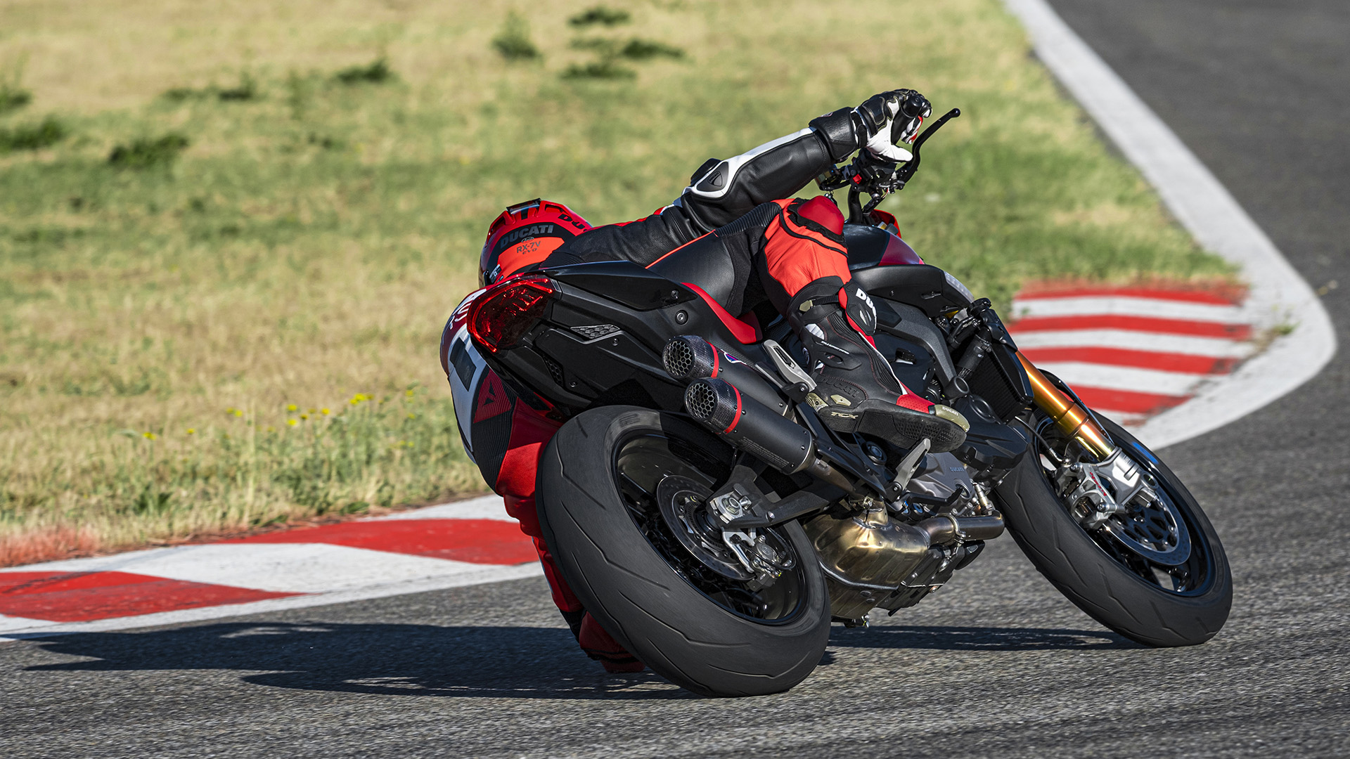Ducati-Monster-SP-MY23-overview-gallery-02-1920x1080