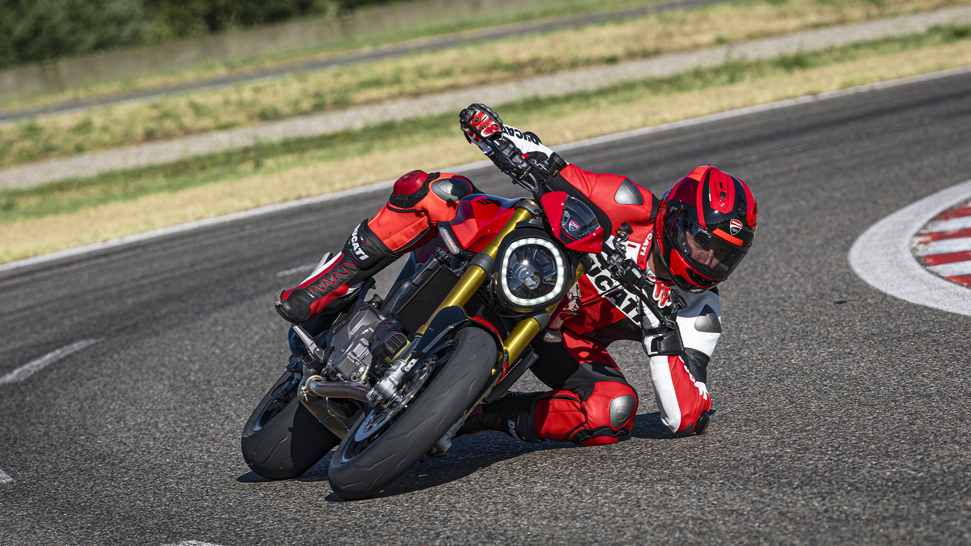 Ducati-Monster-SP-MY23-overview-gallery-03-1920x1080