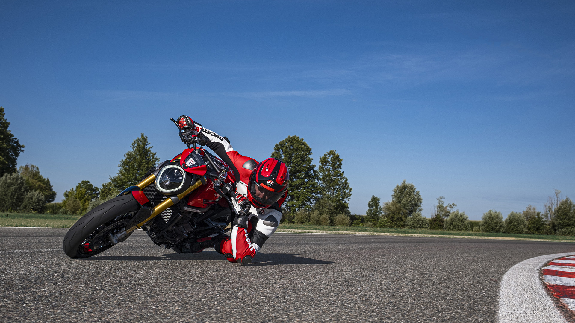 Ducati-Monster-SP-MY23-overview-gallery-05-1920x1080