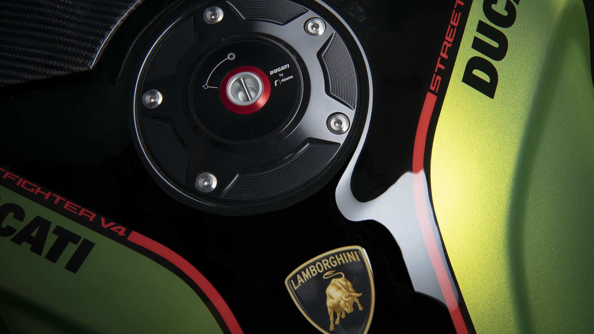 Ducati-SF-V4-Lamborghini-MY23-overview-gallery-04-1920x1080