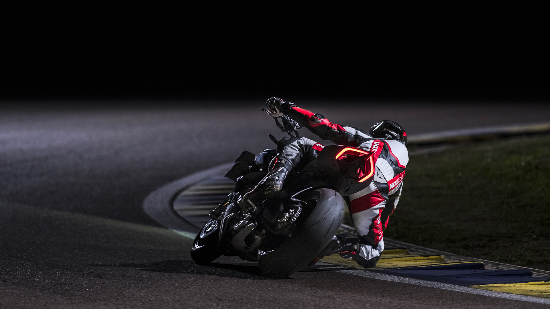 Ducati-Streetfighter-V4-MY23-overview-gallery-1920x1080-04