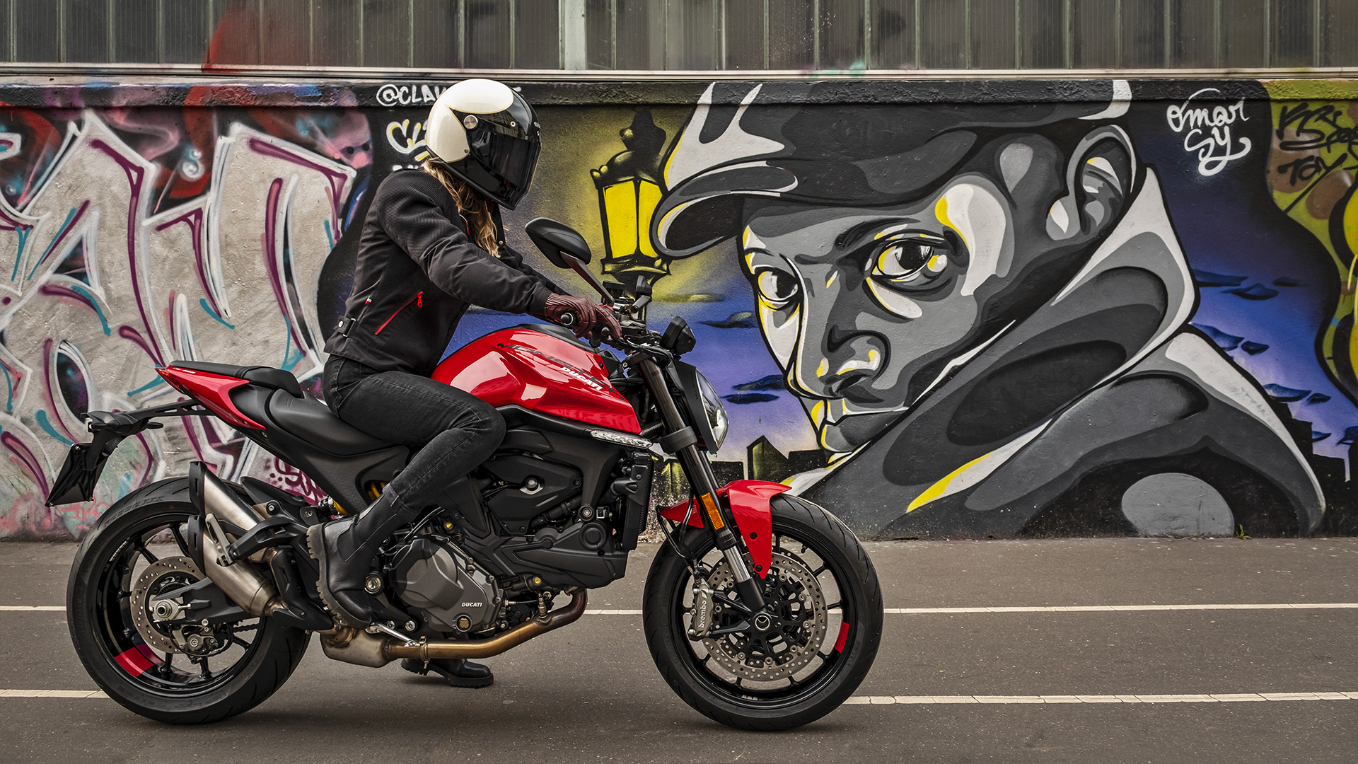 Ducati_Monster_overview_02_gallery_1920x1080