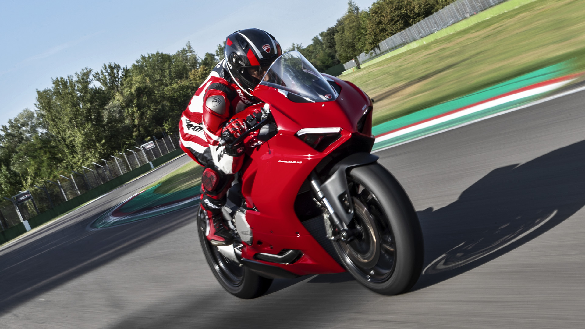 Panigale-V2-overview-gallery-02-1920x1080